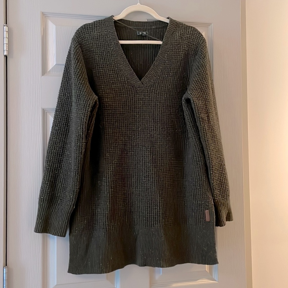 Womens M cozy Roots sweater. Super high quality, like new!